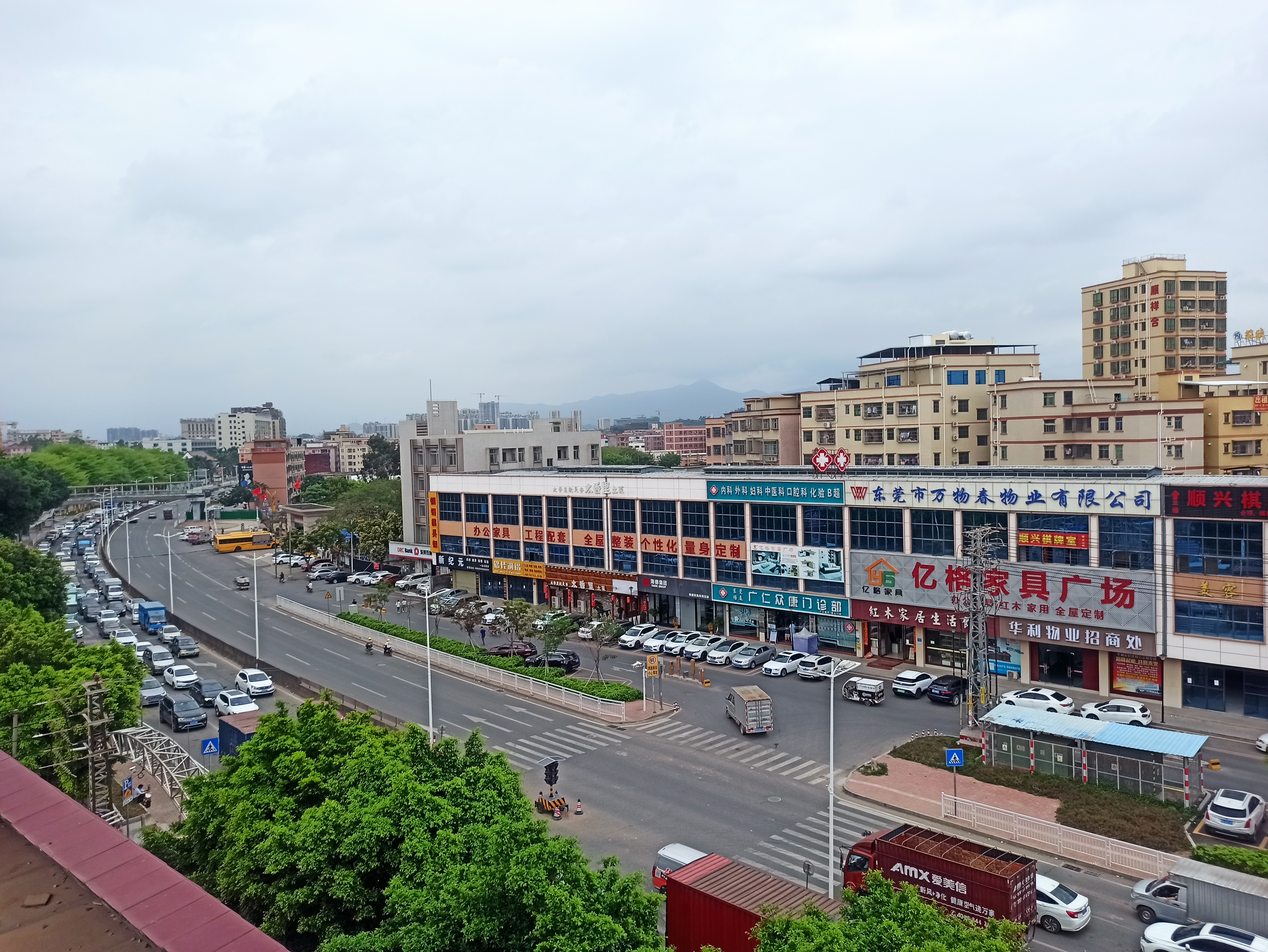 广东省东莞市凤岗镇，繁荣与活力的交汇点